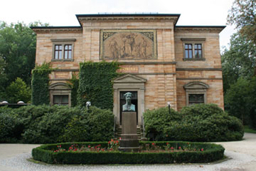 Villa Wahnfried mit der Büste des König Ludwig II.  vor dem Eingang