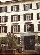 Zeltweg 11. Die beiden Fenster links vom Eingang entsprechen dem damaligen Wohn- und Schlafzimmer Wagners